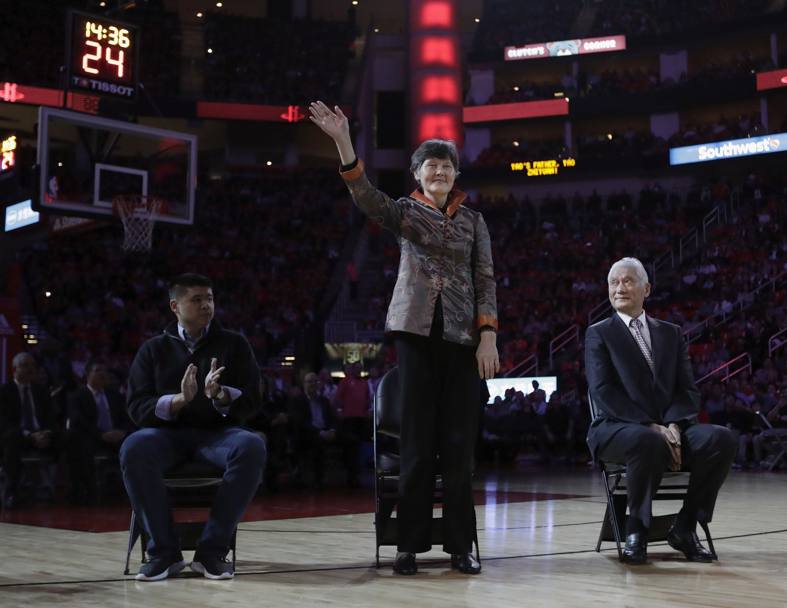 Fang Fengdi, madre di Yao e leggenda del basket femminile cinese, saluta il pubblico cinese. Afp